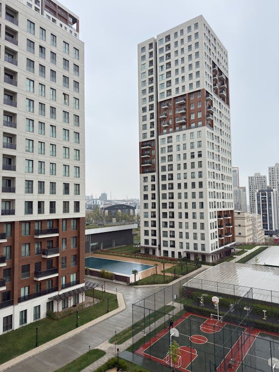 free-photo-of-urban-high-rise-residential-area-with-sports-court.jpeg